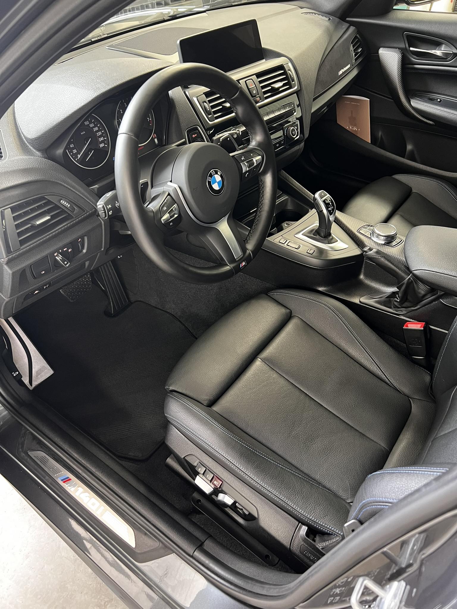 Intérieur BMW noir après remise à neuf