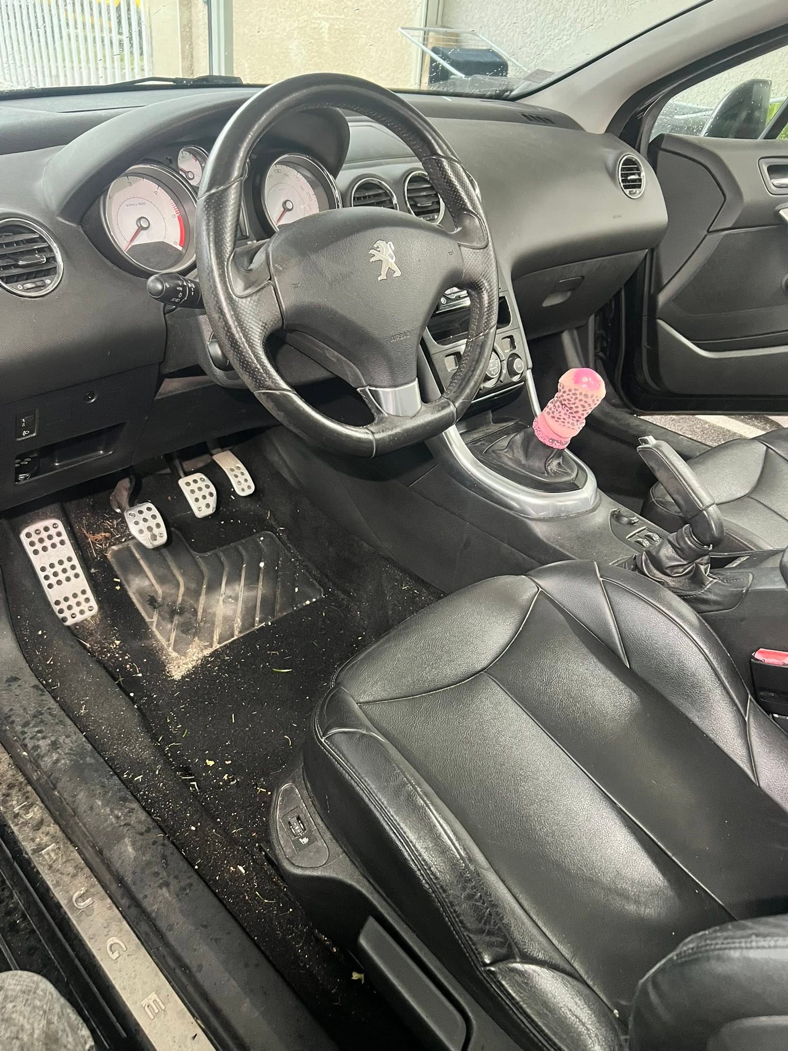 Intérieur de voiture après nettoyage complet en profondeur